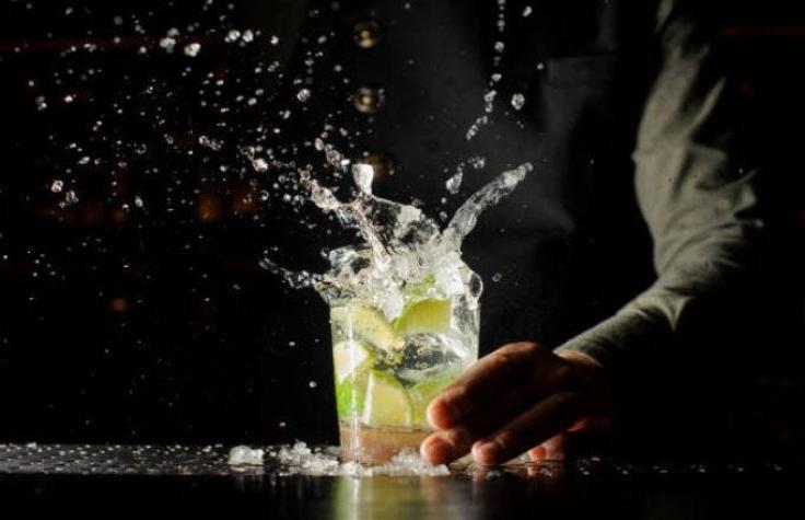 ¿Mezclar bebidas alcohólicas realmente da resaca?