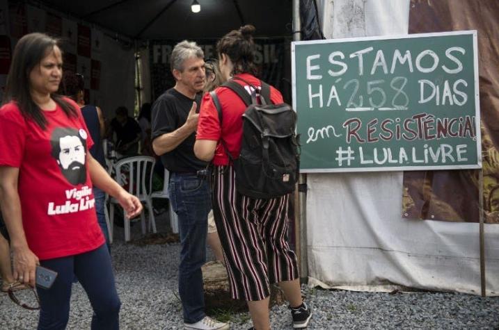 Seguidores del ex presidente Lula celebran Año Nuevo frente a su cárcel