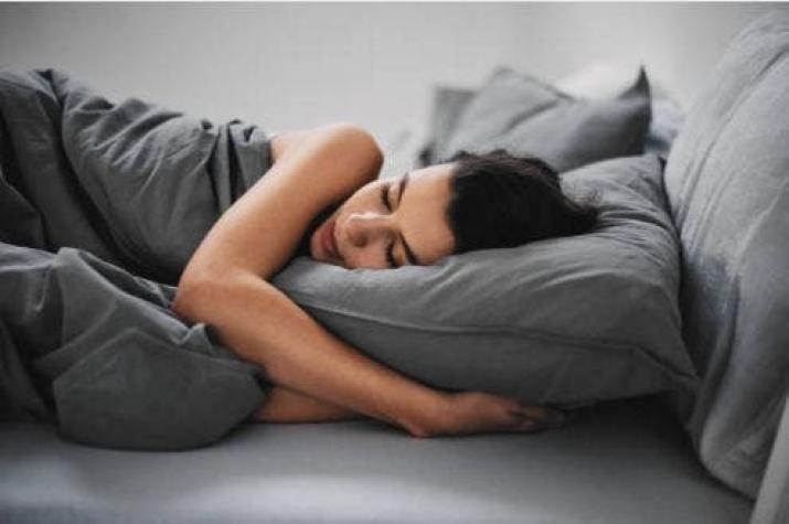 Estudio revela que dormir más durante los fines de semana alarga la vida
