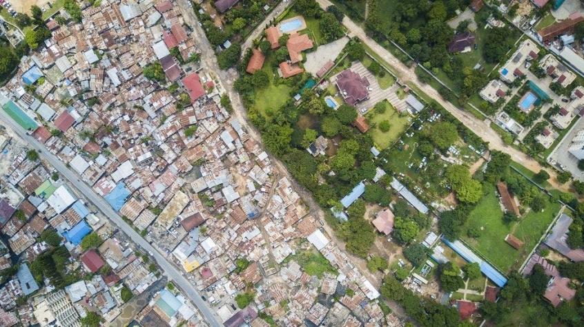 [FOTOS] Fotógrafo capta desde el aire la desigualdad en varias ciudades del mundo