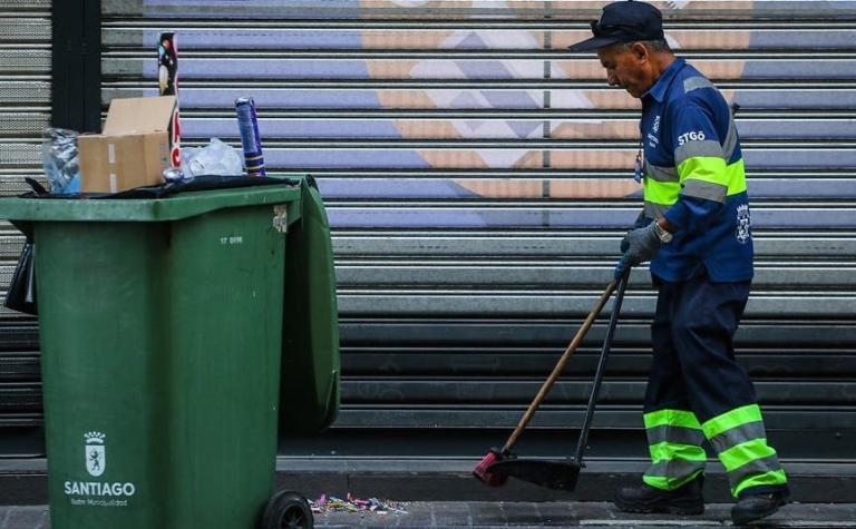 [FOTOS] Las labores de limpieza tras las celebraciones de año nuevo en Santiago y Valparaíso