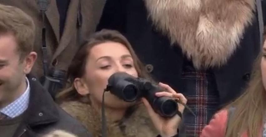 Joven fue sorprendida bebiendo en petaca con forma de binocular y se hizo viral