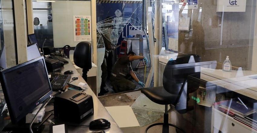 [FOTOS] Violento robo deja graves daños en estación de metro en Valparaíso