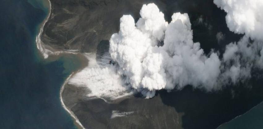 Tsunami en Indonesia: nuevas imágenes satelitales que muestran la magnitud del derrumbe del volcán