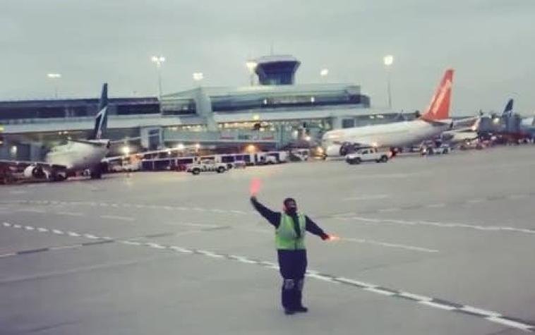 [VIDEO] Operario sorprende a pasajeros al convertir la pista de aterrizaje en una de baile