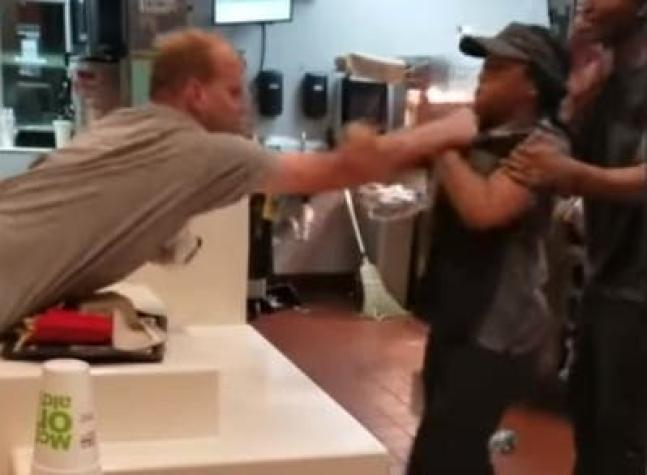 Hombre fue arrestado tras golpear a trabajadora de McDonald's por no pasarle bombillas