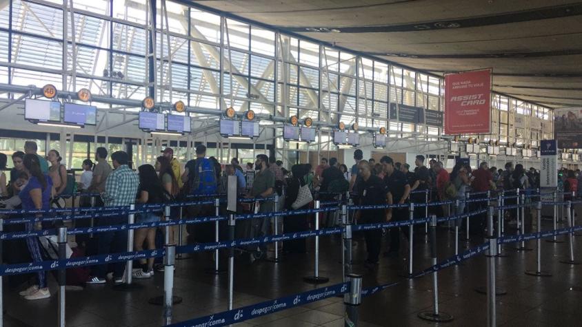 Aeropuerto de Santiago explica falla que causó colapso en sistema de transporte de equipaje