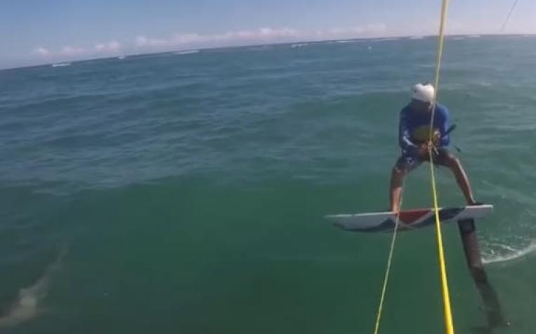 [VIDEO] Atleta chocó con tiburón mientras practicaba deporte acuático