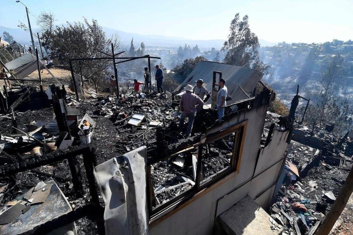 [VIDEO] Al menos 60 casas destruidas por incendio forestal en Limache