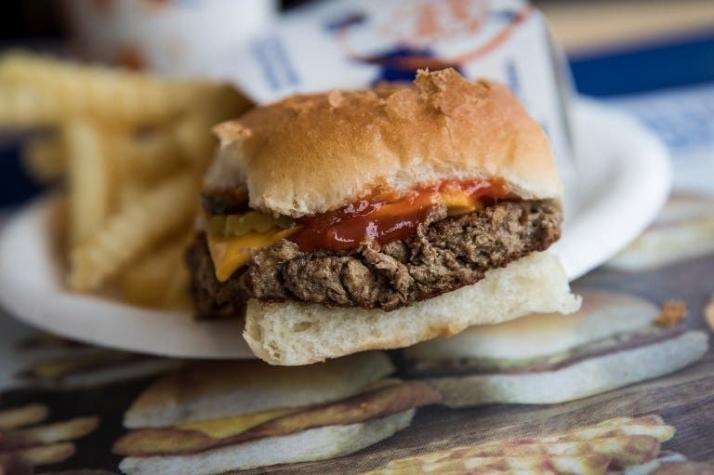 Hombre demanda cadena de comida rápida por no cumplir su promesa de hamburguesas gratis de por vida