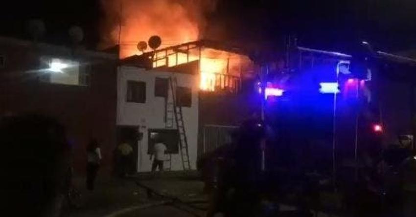 [VIDEO] Incendio consume al menos tres viviendas en Iquique