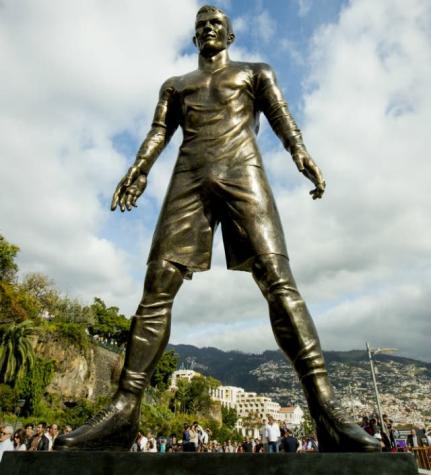 [FOTOS] La curiosa tradición que adoptaron los turistas al visitar la estatua de Cristiano Ronaldo
