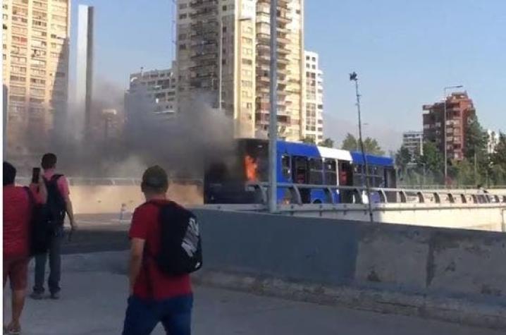[VIDEO] Se registra incendio de un bus de Transantiago en Vitacura