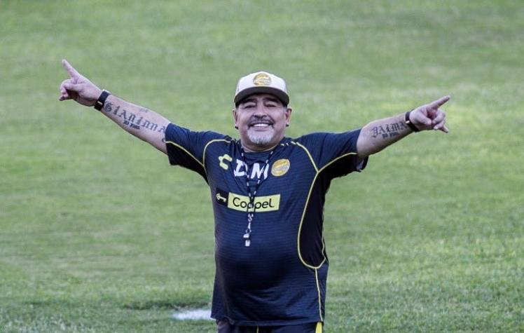 [VIDEO] Diego Maradona abandona clínica tras ser internado por sangrado estomacal