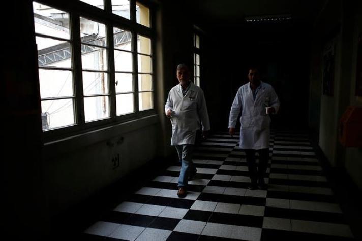 Minsal identifica a 219 médicos extranjeros sin registro de título