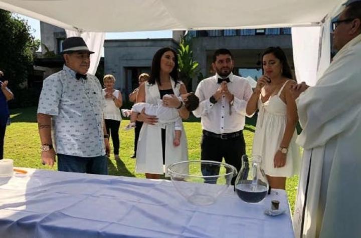 [FOTOS] Un recuperado Maradona asiste al bautizo de su nieto
