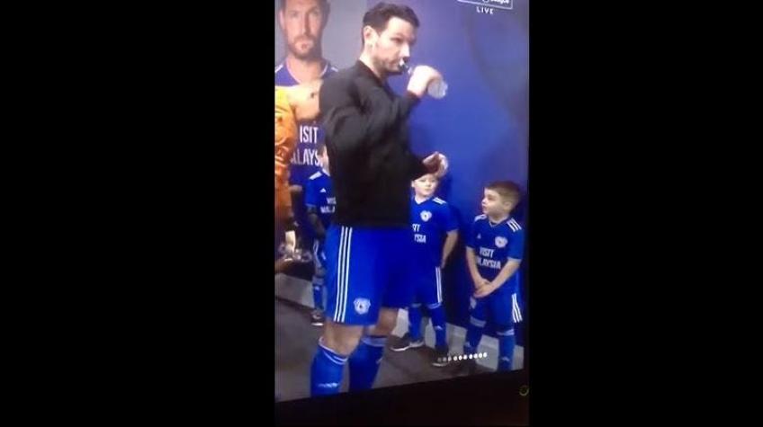 [VIDEO] Niño se hace viral tras "enseñar modales" al capitán de un equipo de la Premier League