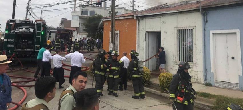 Bomberos controla incendio en Cerro Esperanza