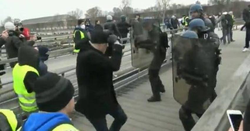 [VIDEO] Arrestan al ex boxeador que golpeó a policías en medio de protestas en Francia