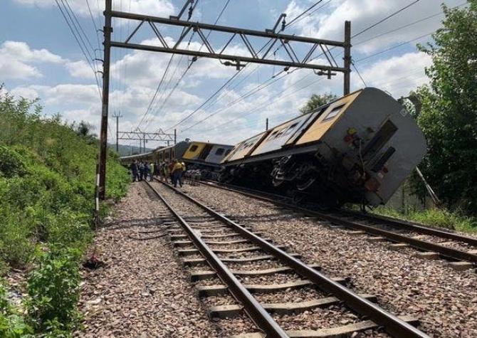 [FOTOS] Accidente ferroviario deja al menos cuatro fallecidos y cientos de heridos en Sudáfrica