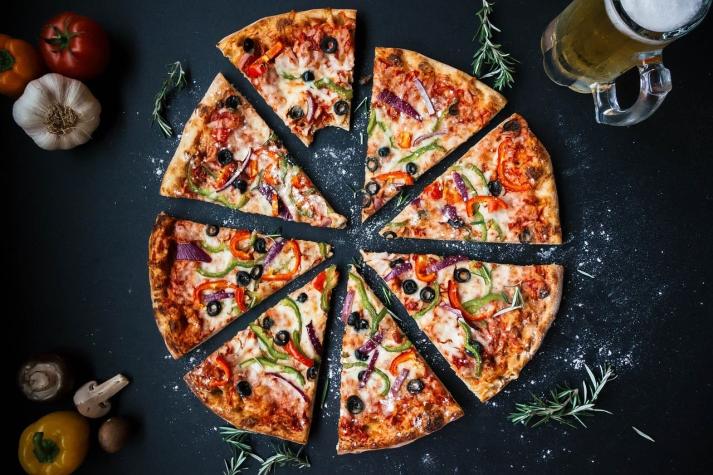 Matemáticas al rescate: ¿Qué es mejor, dos pizzas medianas o una familiar?
