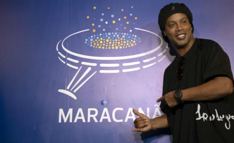 [FOTOS] Ronaldinho deja su huella en salón de la fama del Maracaná