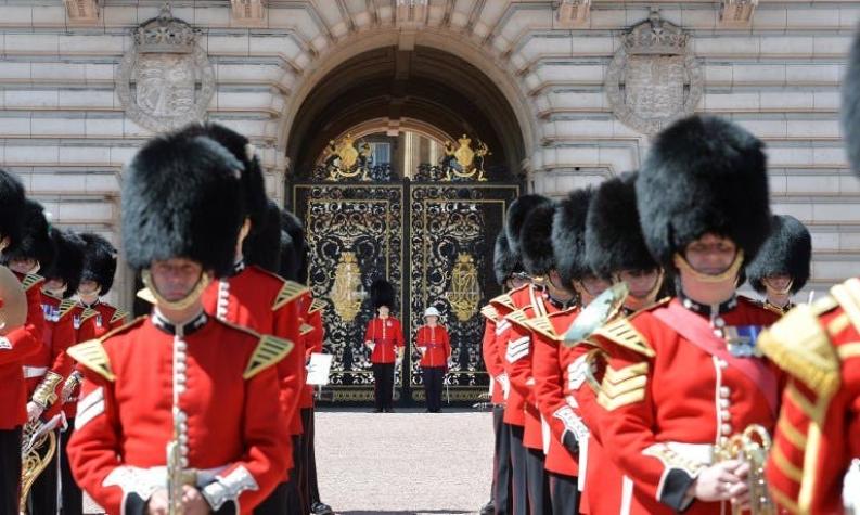 [VIDEO] Guardias del Palacio de Buckingham realizan homenaje a "Bohemian Rhapsody"