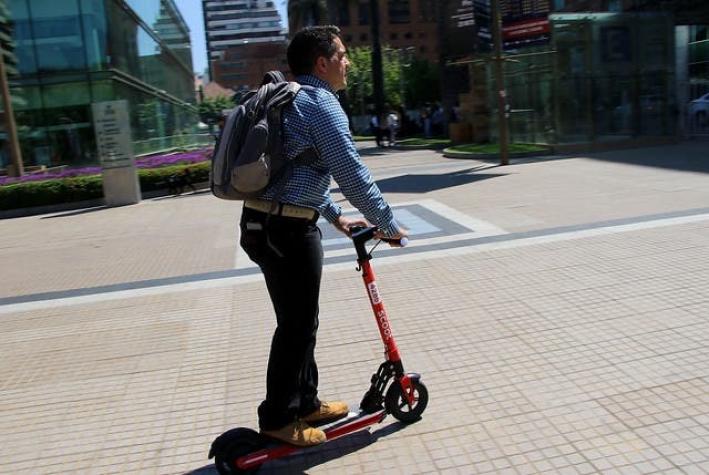 Providencia multará a personas que circulen en scooters o bicicletas por la vereda