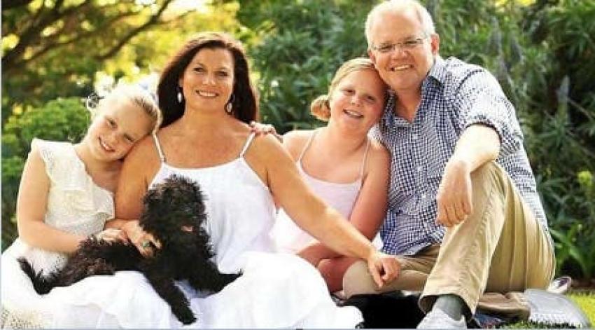 El masivo "trolleo" al primer ministro australiano por notorio Photoshop en su retrato familiar