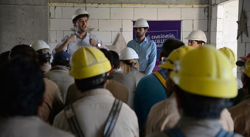 En Argentina realizan charlas "anti piropo" para trabajadores de construcción