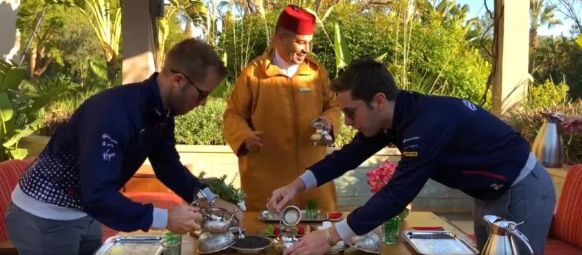 [VIDEO] ¿Quién es mejor haciendo té marroquí? Desafío  pone a prueba a dos pilotos de la Fórmula E