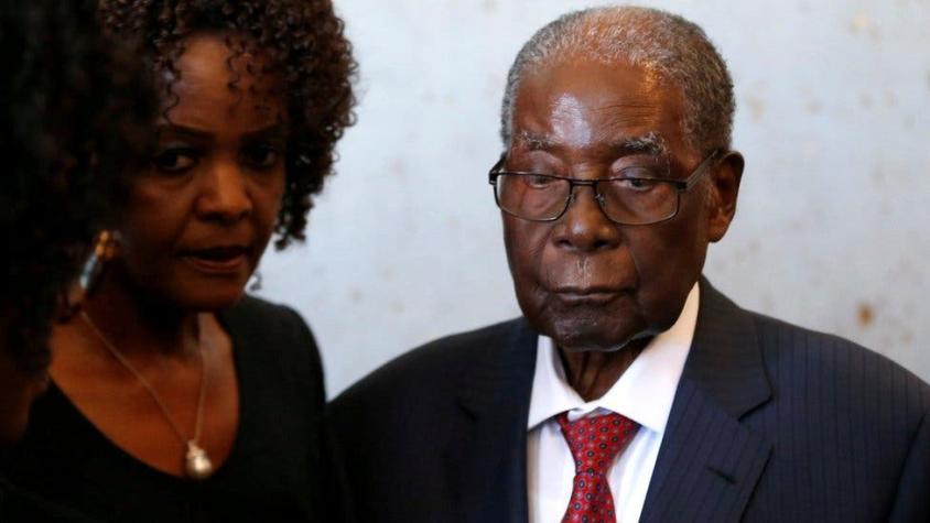 Mugabe: la maleta con US$150.000 que le robaron al expresidente de Zimbabue