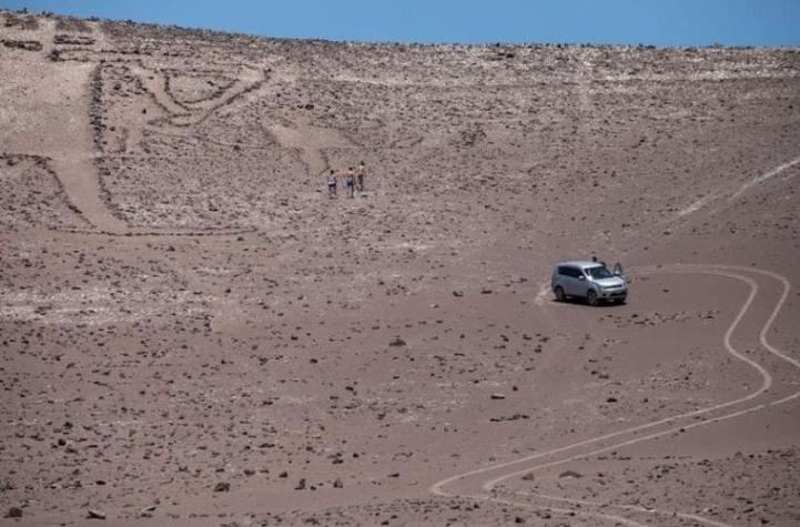Detienen a dos ciudadanos chilenos y uno belga por dañar geoglifo Gigante de Tarapacá