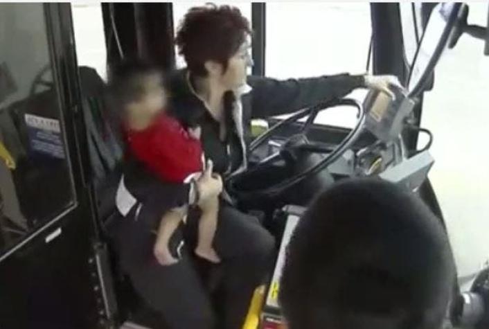 [VIDEO] Estados Unidos: Conductora de un autobús rescató a niño que vagaba en el frío