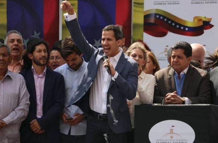 [VIDEO] Venezuela: Líder del parlamento enfrenta a Maduro y se adjudica el poder Ejecutivo