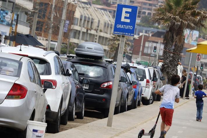 Alcaldesa de Viña del Mar llama a denunciar cobros en estacionamientos del borde costero