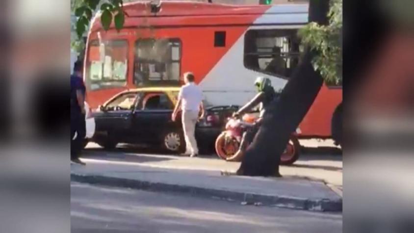[VIDEO] Taxista y chofer del Transantiago protagonizaron pelea en plena calle