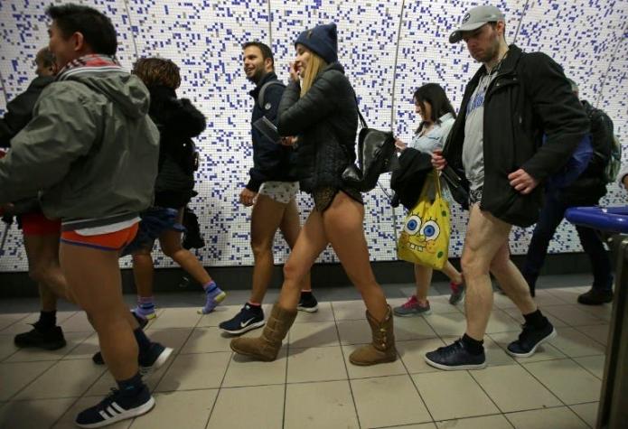 [FOTOS] Europeos celebran "día sin pantalones" en el transporte público