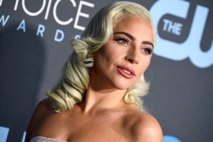 [VIDEO] Lady Gaga deslumbra en su paso por la "alfombra azul" de Critics' Choice Awards 2019