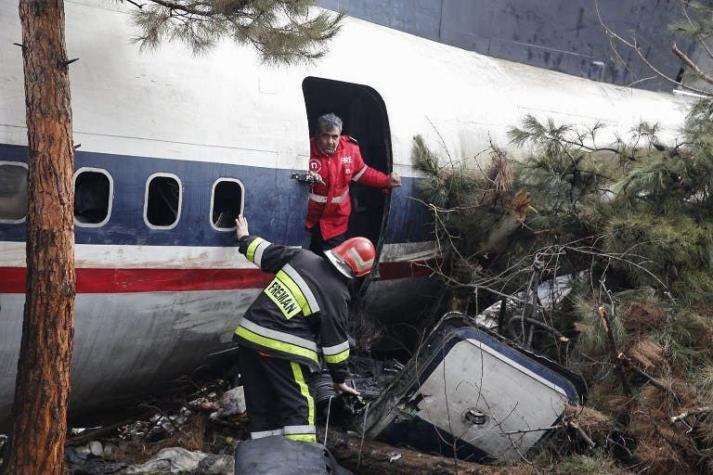 [FOTOS] Avión de carga se estrella con al menos 10 personas a bordo en Irán