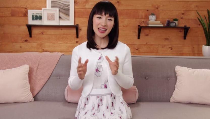 Cómo doblar camisetas, tops y blusas  Método KonMari por Marie Kondo 