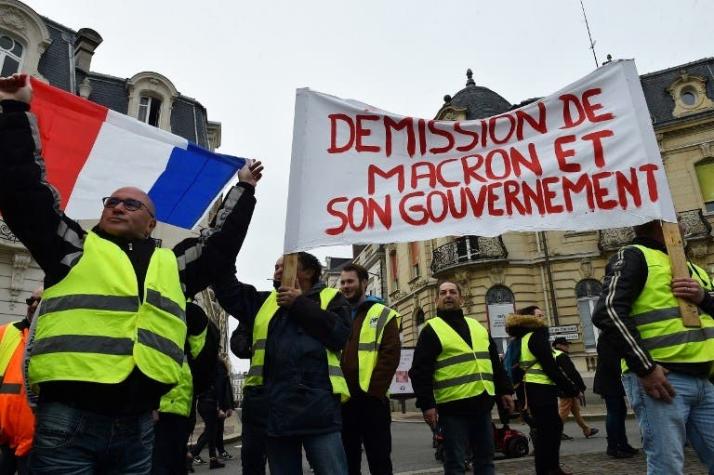 Macron convoca debate nacional para buscar salida a crisis de los "chalecos amarillos"