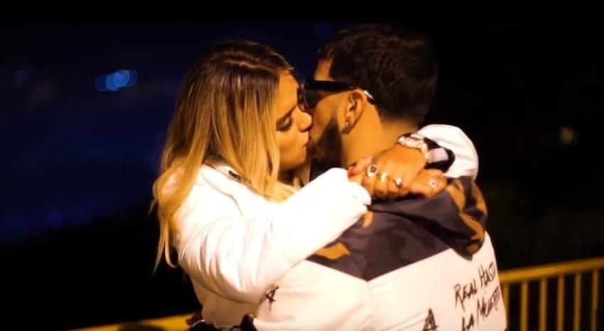 Karol G y Anuel AA confirman su relación con íntimas imágenes en el estreno del video de "Secreto"