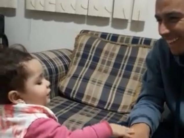 El emotivo video que muestra a una niña intentando hablar en lengua de señas con su padre sordo