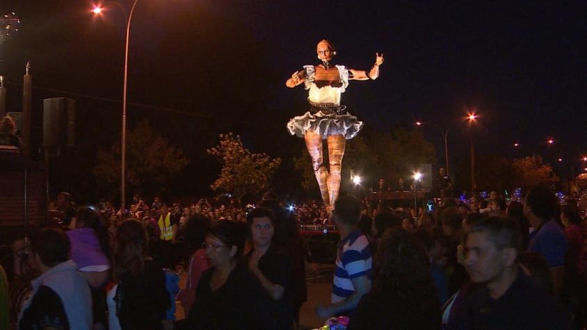 [VIDEO] La bailarina gigante que recorre Santiago