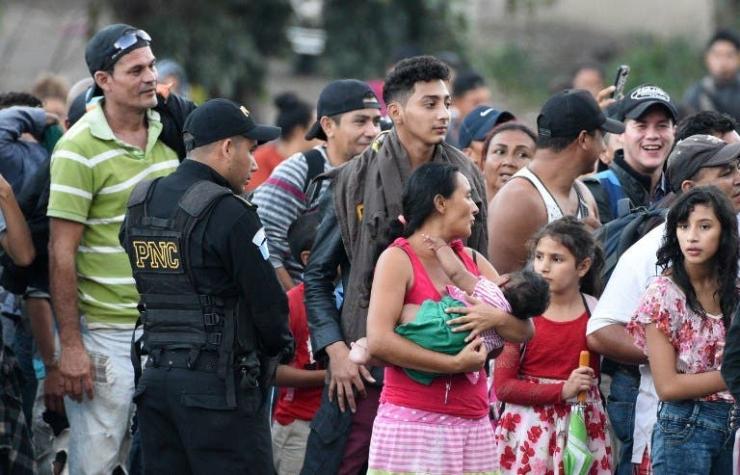 Nueva caravana de migrantes hondureños rompe cerco policial para entrar a Guatemala rumbo a EEUU