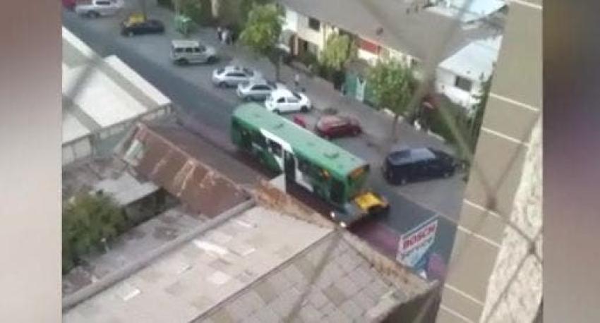[VIDEO] Bus del Transantiago arrastra un taxi durante varios metros en el centro de Santiago