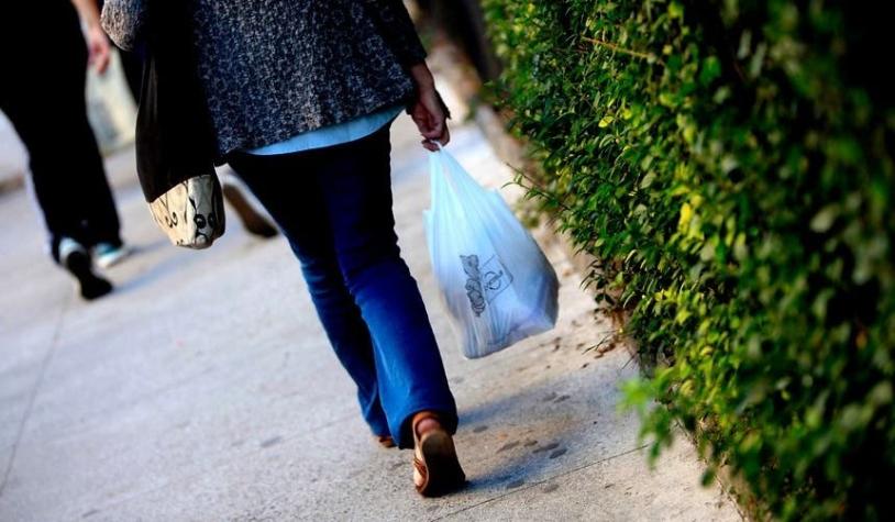 Desde este domingo: supermercados y retail no podrán entregar bolsas plásticas