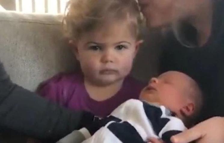 [VIDEO] La divertida reacción de una niña que conoce a su hermanito recién nacido