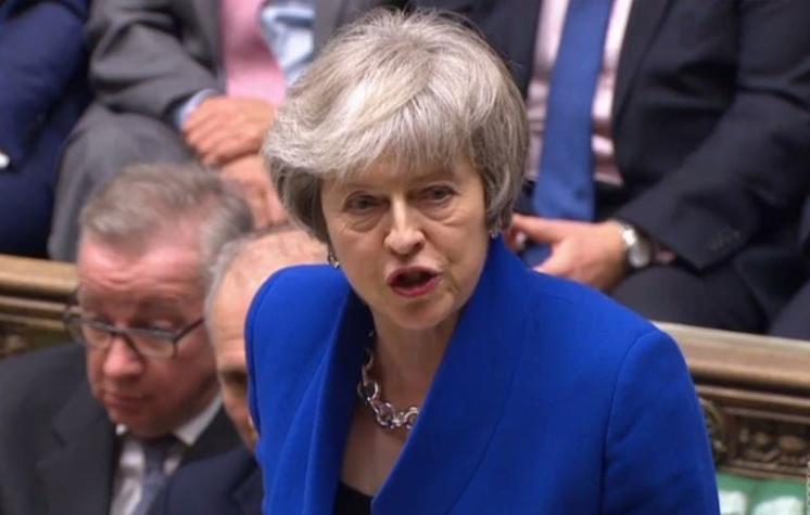 Theresa May sobrevive a moción de censura en el marco del Brexit